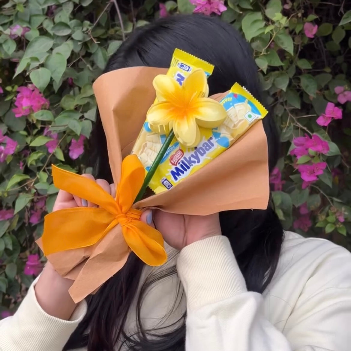 Milky Claw Clip Bouquet - Image 2
