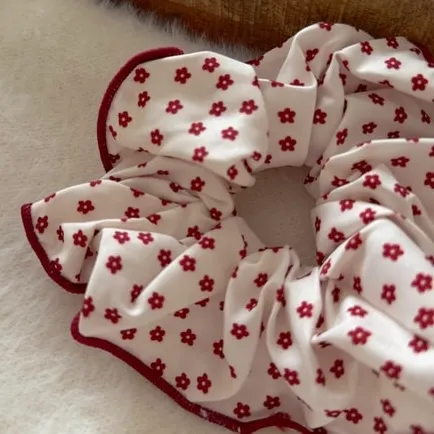 Lover Daisy Scrunchie - Image 2
